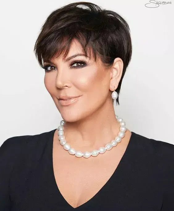 Kris Jenner luciendo el corte momager.
