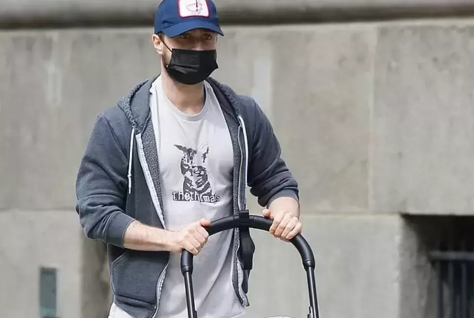 Daniel Radcliffe paseando a su bebé por las calles de New York.