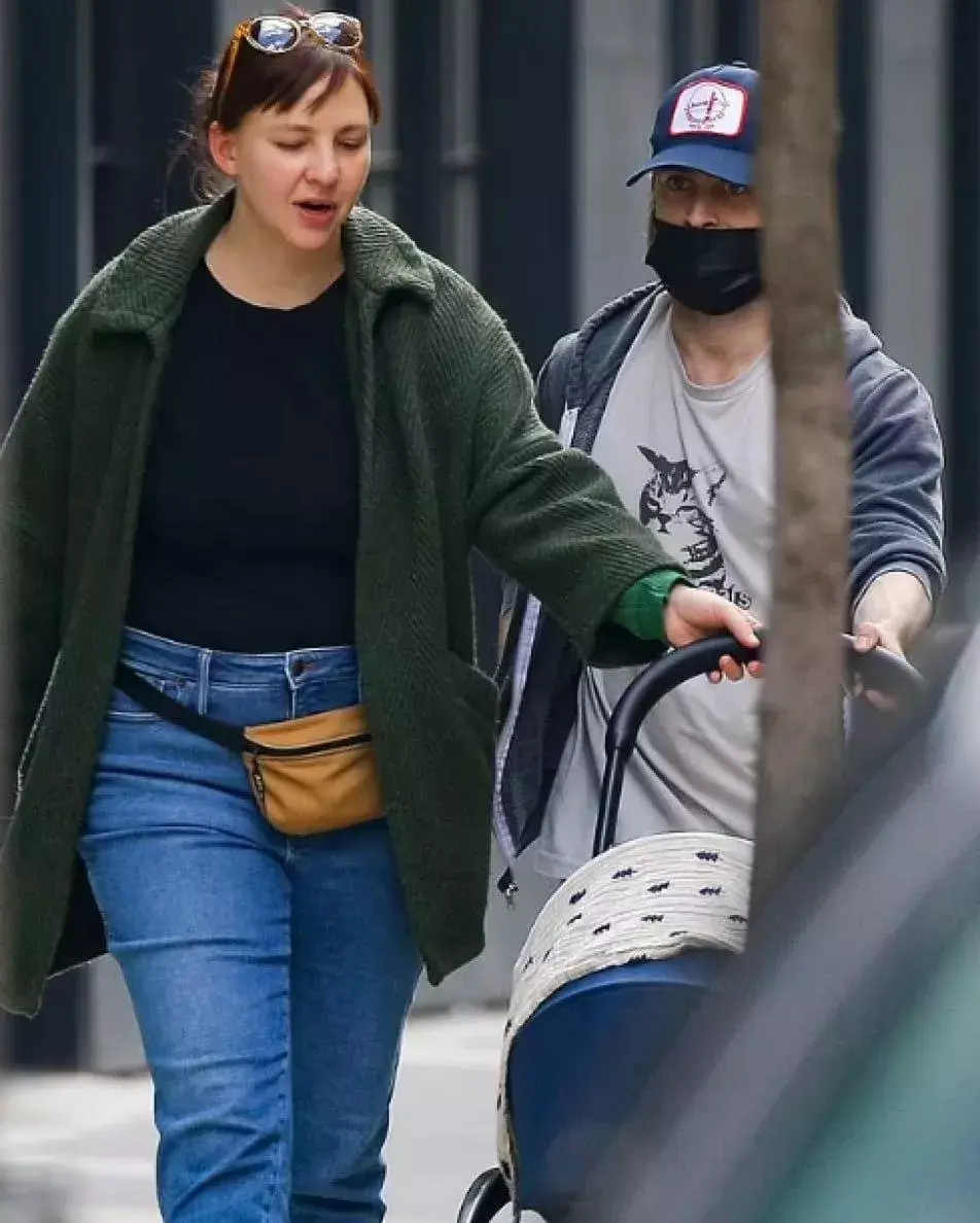 Daniel Radcliffe y su novia, Erin Darke, paseando por la calles de New York con su bebé en el cochecito.