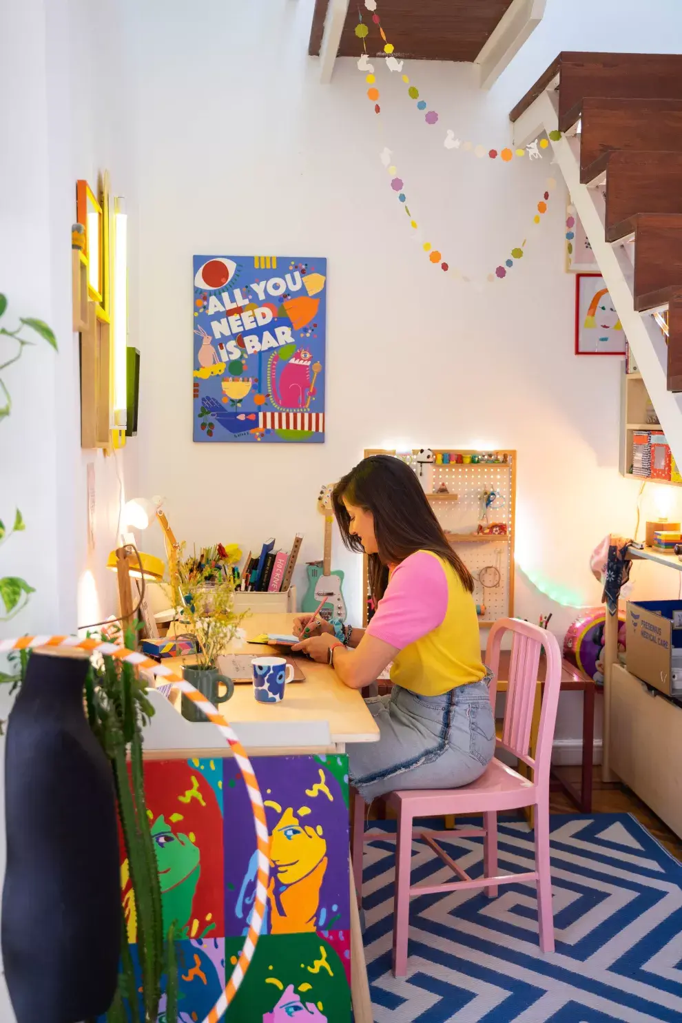 En el escritorio y el hall se eligieron muebles de madera (Ukelele Muebles) combinados con paredes blancas y aberturas en amarillo. 