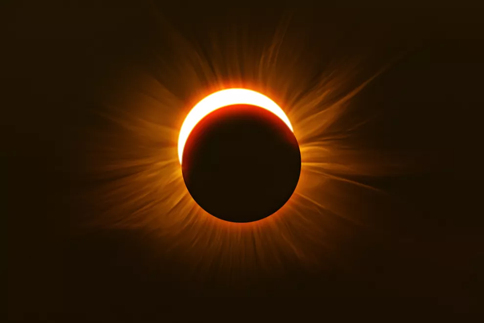 Eclipse solar híbrido de abril.