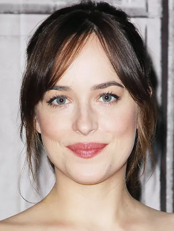 Dakota Johnson luciendo el flequillo francés.