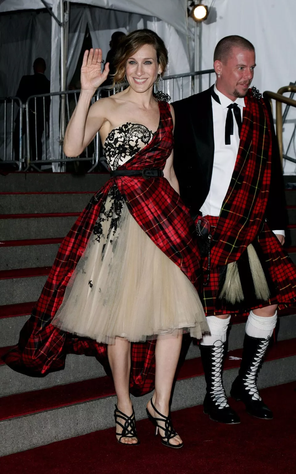 Sarah Jessica Parker y Alexander McQueen llevaron estos particulares outfits para responder a la consigna de: "AngloMania: Tradition and Transgression in British Fashion".