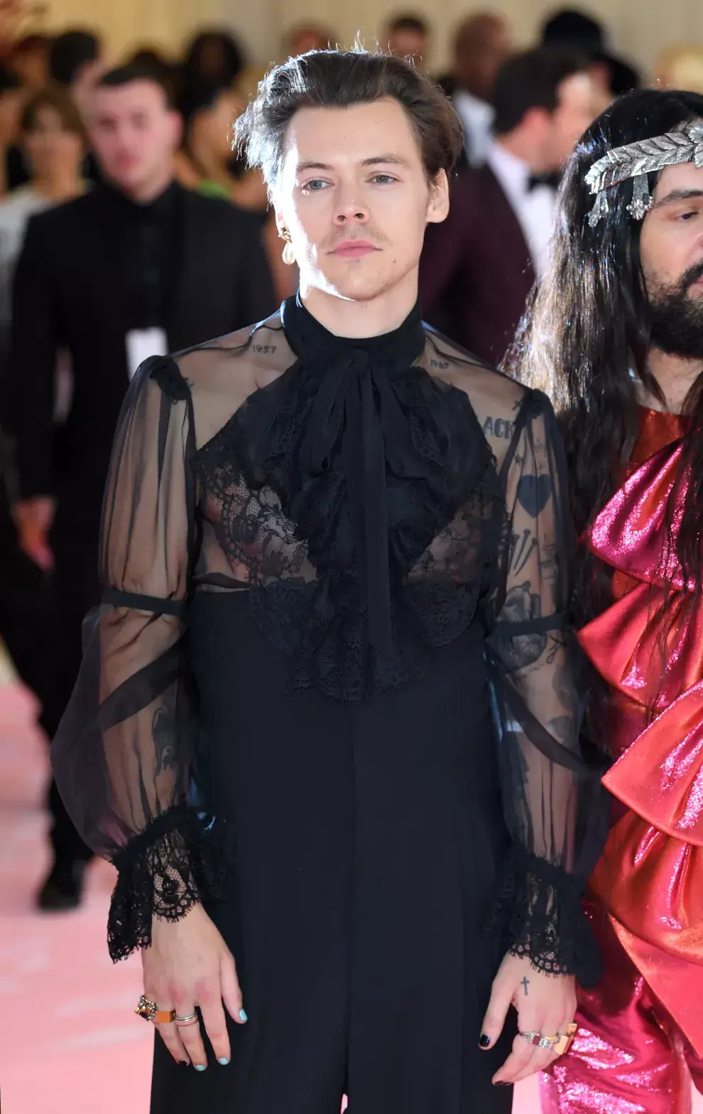 Invitado de Alessandro Michele, Harry Styles nos regaló uno de sus looks más inolvidables. El tema de ese año era: Camp: Notes on Fashion.