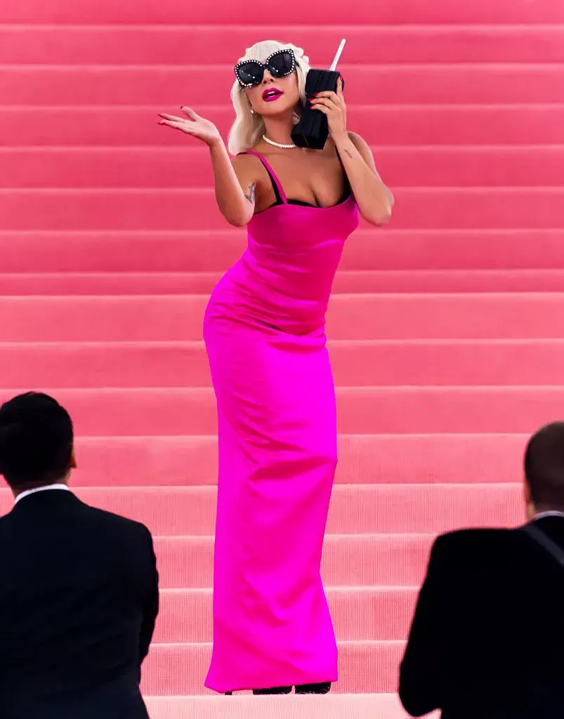 Siempre felices de verla, Lady Gaga la rompió con su perfomance de 2019. Con 4 looks diferentes, todos fueron diseñados por Brandon Maxwell. El tema ese año era: Camp: Notes on Fashion.