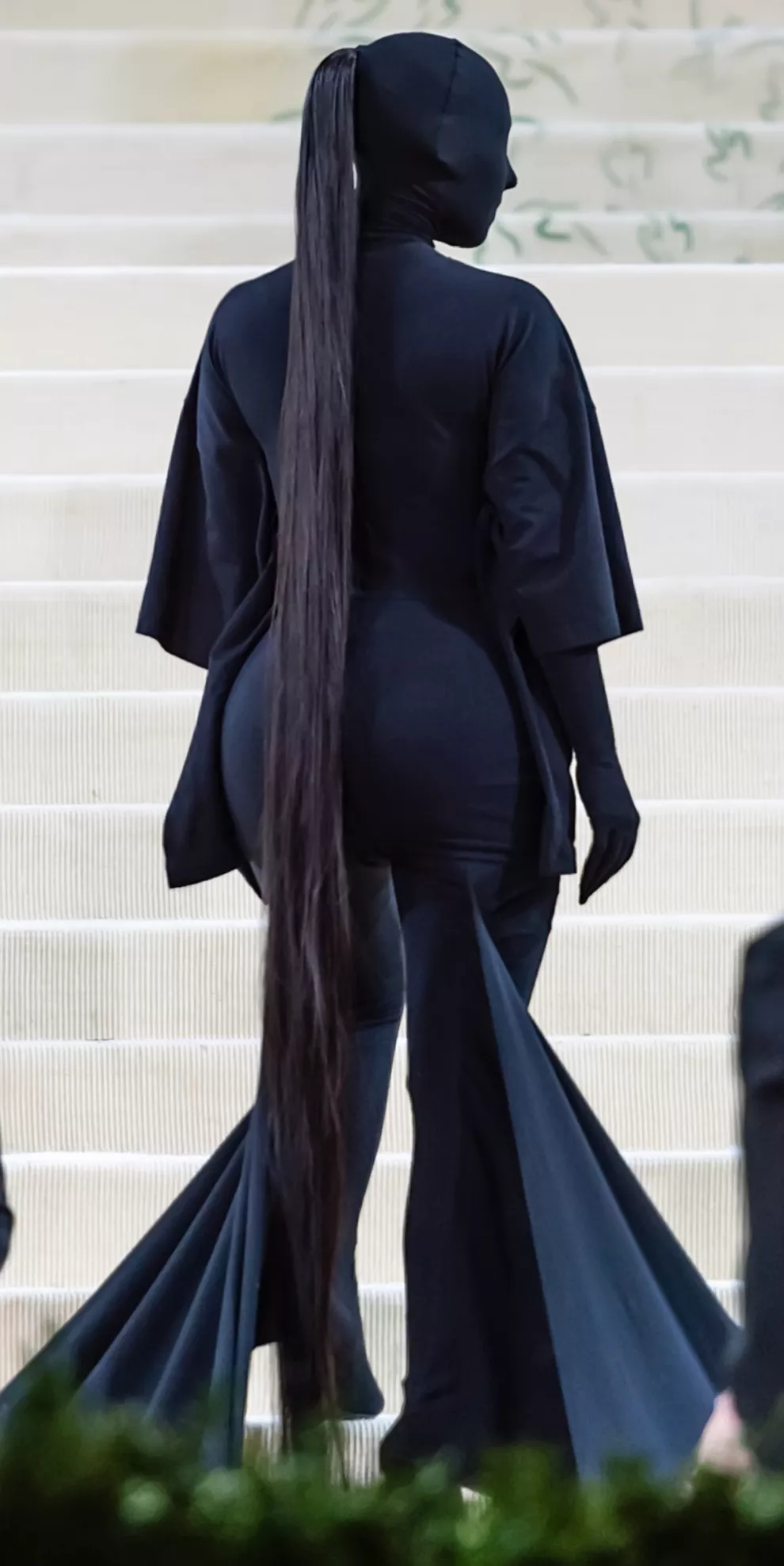 Los looks de Kim Kardashian siempre son polémicos y este no se quedó afuera. Fue un diseño de Balenciaga. El tema era In America: A Lexicon of Fashion.