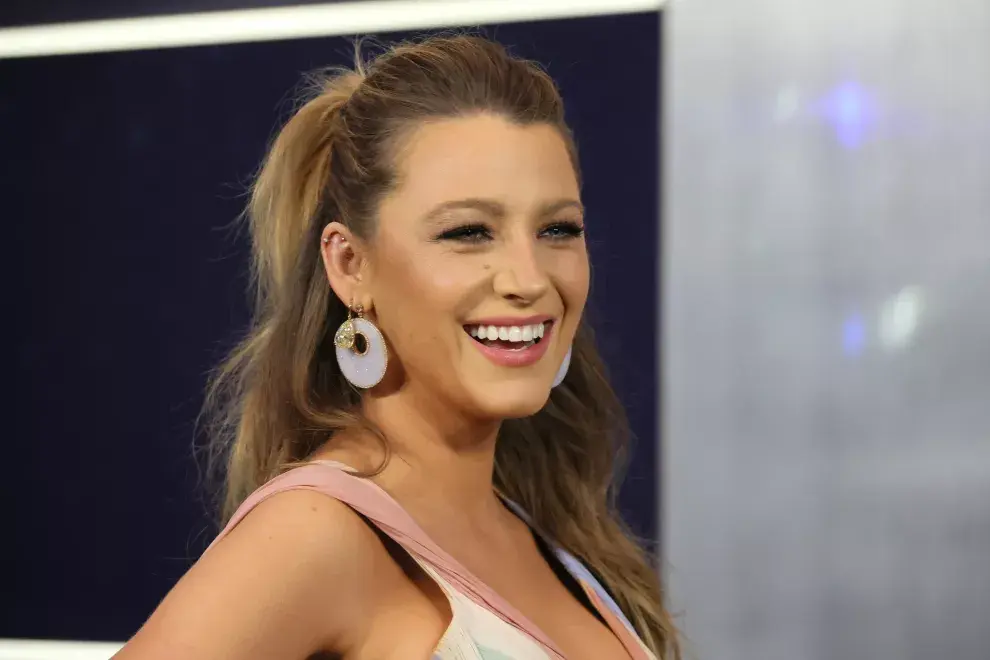 Blake Lively la rompió con un hermoso vestido floral de Carolina Herrera.