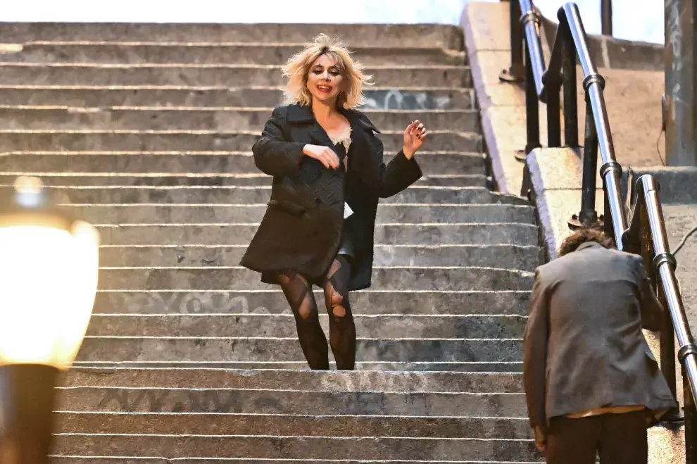 Lady Gaga en las icónicas escaleras de Joker.