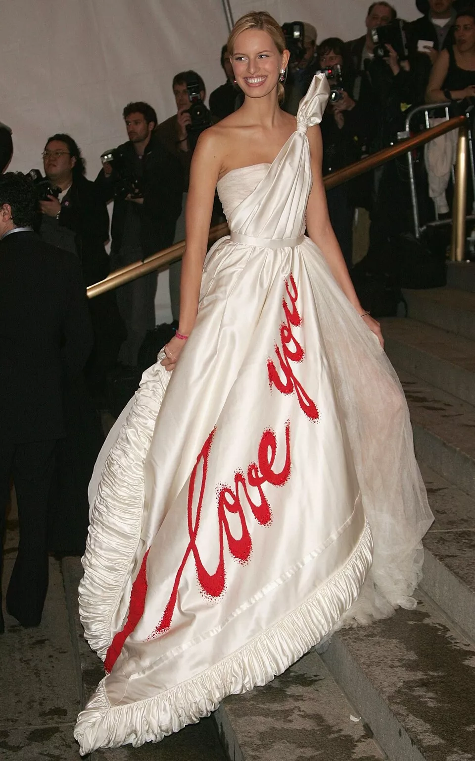 Karolina Kurkova se sumó a la MET Gala con este vestido blanco en el que se leía "I love you". El tema ese año fue The House of Chanel.