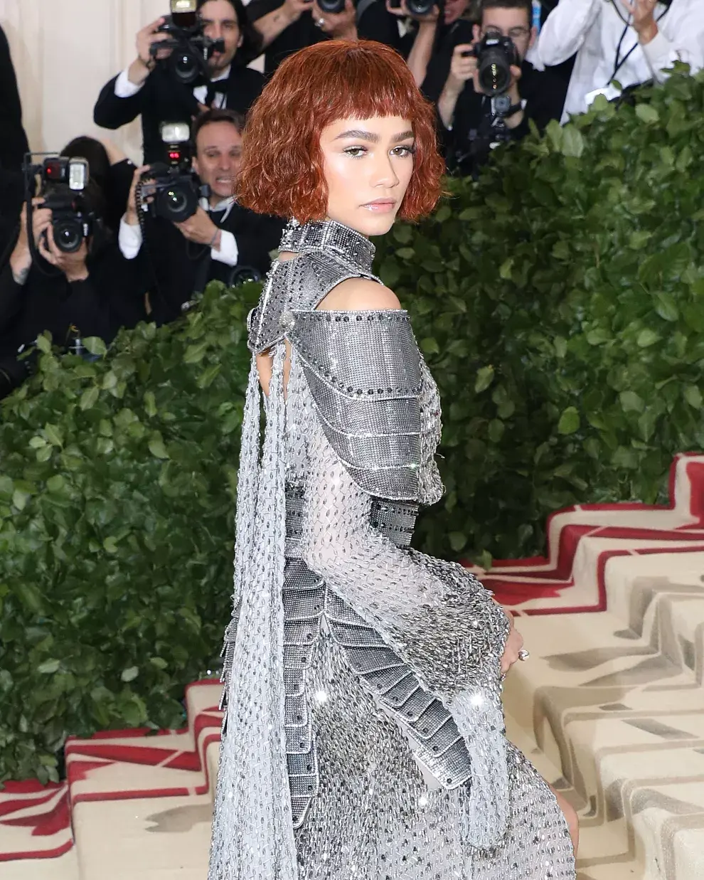 Otra de nuestras favoritas en cualquier alfombra roja, Zendaya la rompió con su outfit de Versace inspirado en Juana de Arco. El tema ese año era: Heavenly Bodies: Fashion and the Catholic Imagination.