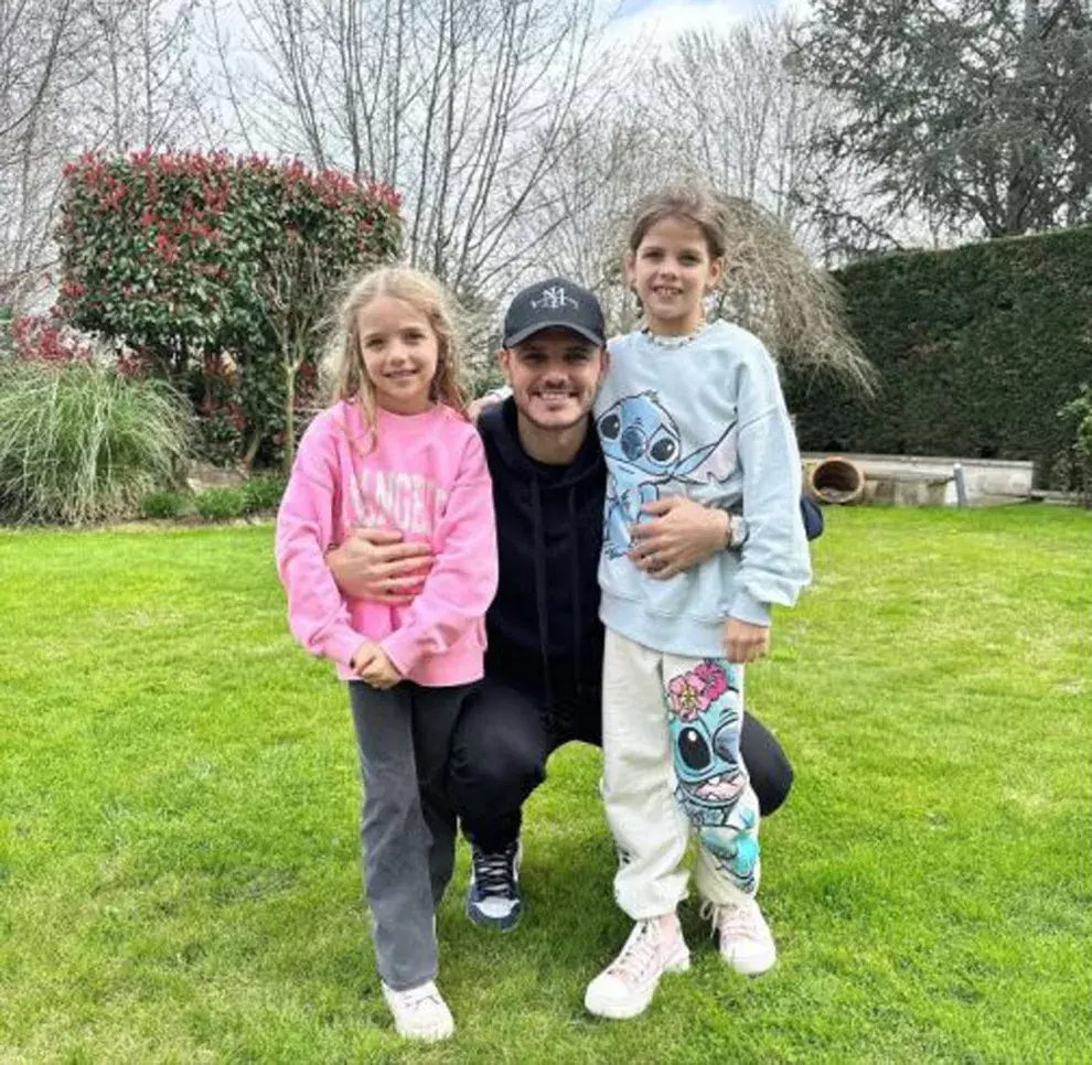 Mauro Icardi, junto a sus hijas.