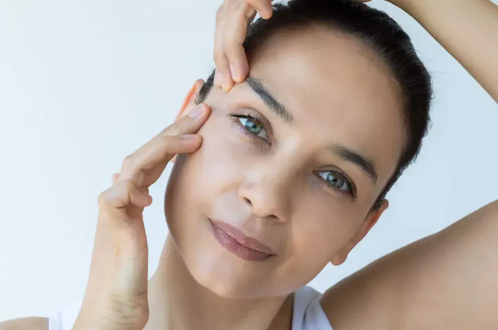 Cómo la yoga facial puede ayudarte con los sofocos.