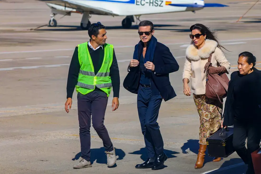 Luis Miguel y Paloma Cuevas en el aeropuerto de Madrid, España.