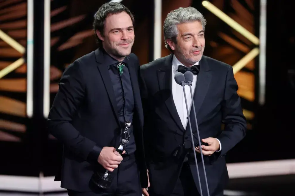 Peter Lanzani y Ricardo Darín mientras recibían el galardón de mejor guion coescrito en los Premios Platino.