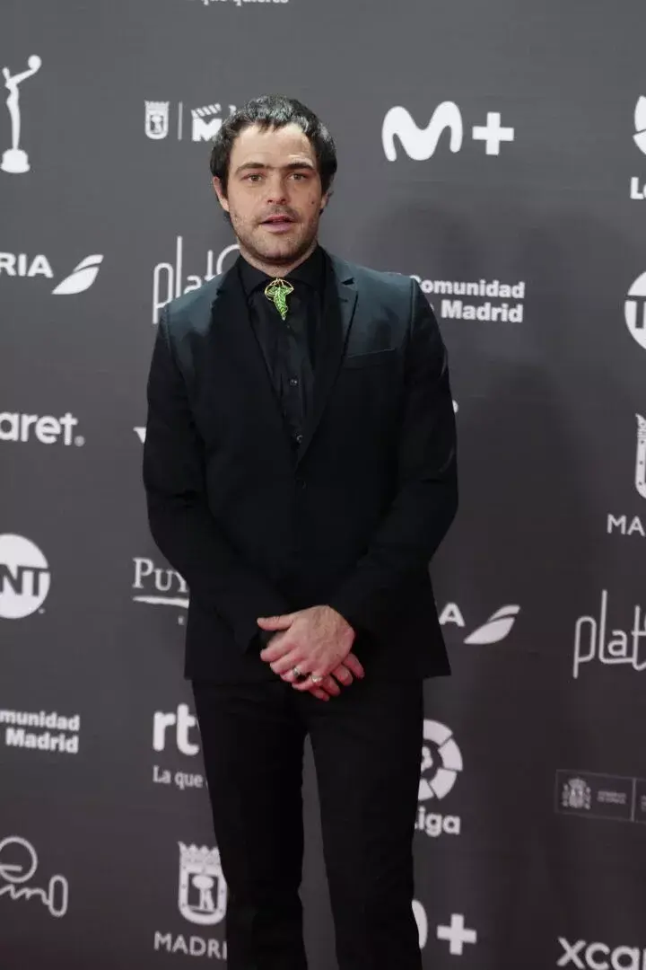 El llamativo accesorio que usó Peter Lanzani en los Premios Platino.