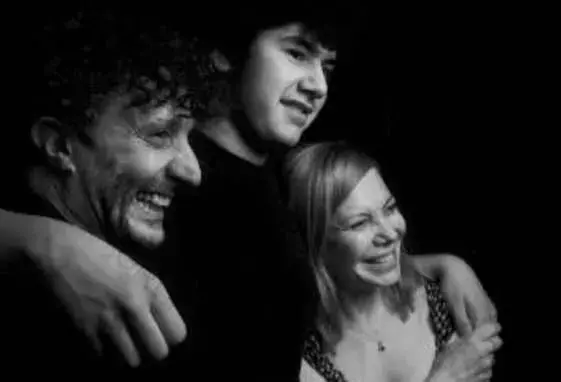 Fito Páez y Cecilia Roth junto a su hijo Martín. 