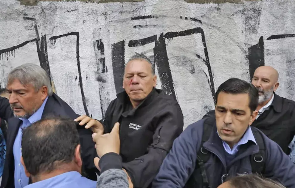 Sergio Berni fue agredido en una manifestación de colectiveros.