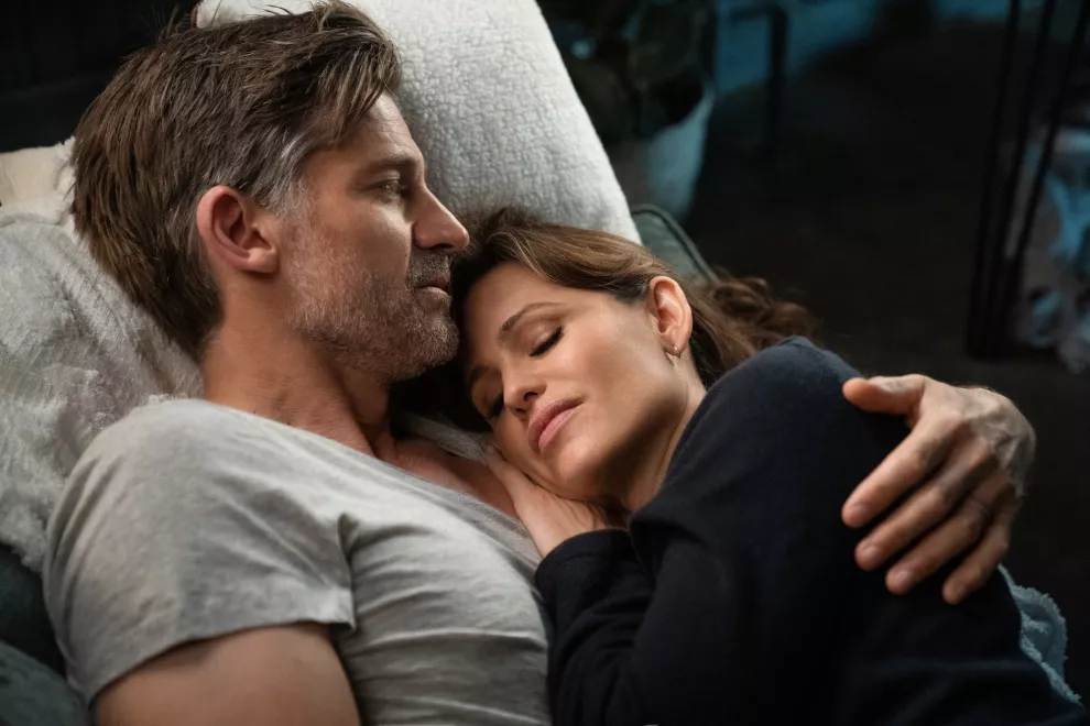 Nikolaj Coster-Waldau y Jennifer Garner en The Last Thing He Told Me.