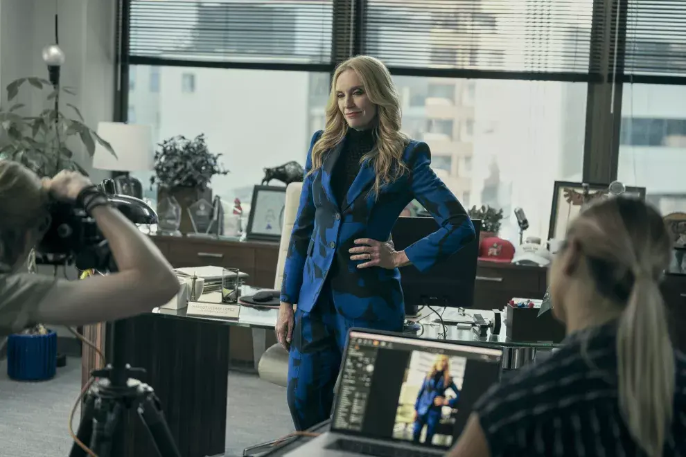 Toni Collette da vida a la alcaldesa Margot Cleary-Lopez.