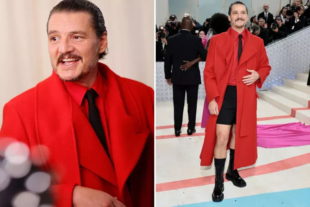 Pedro Pascal combinó un saco rojo con unos shorts negros.