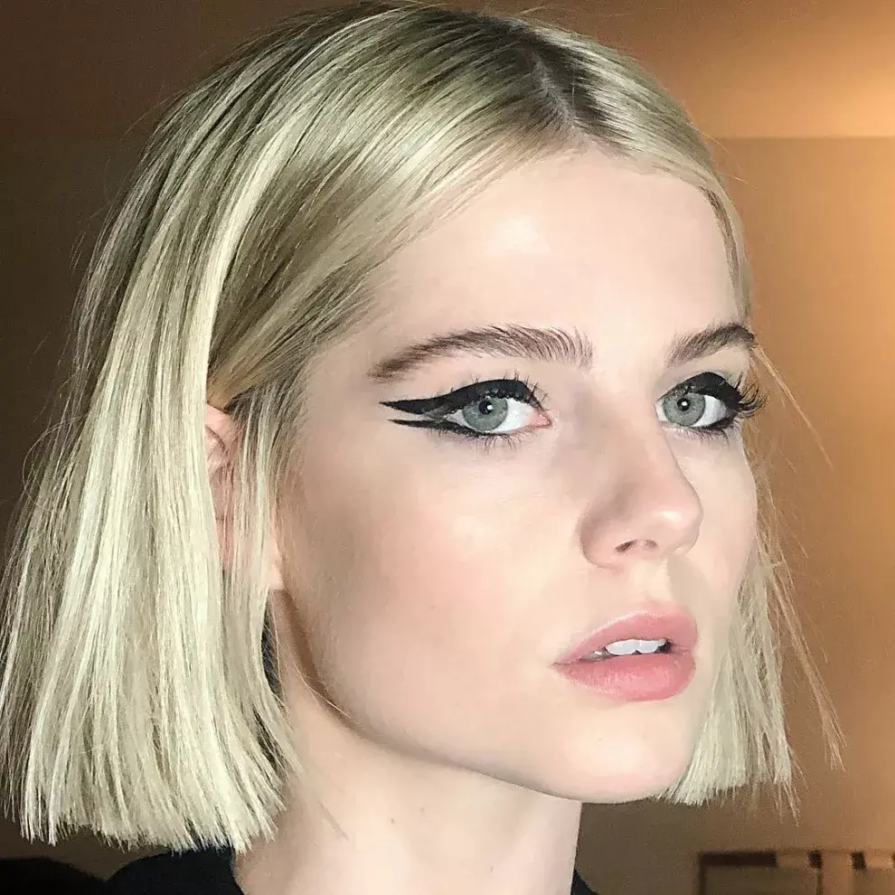 Lucy Boynton, la actriz embajadora de los delineados gráficos