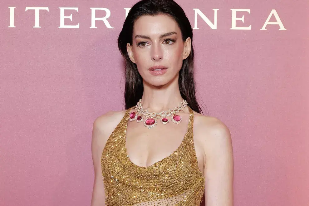 Anne Hathaway lució una increíble joya de Bulgari en Venecia.