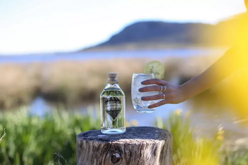 En el arte de la etiqueta del gin está presente el globo que representa el viaje que realizó por muchos países del mundo. Y dentro del globo está Benicio, su hijo.