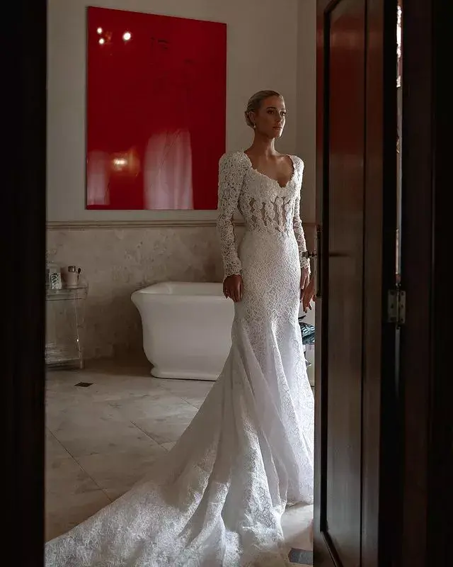 Amelia Spencer eligió a Atelier Versace para confeccionar su vestido de novia.