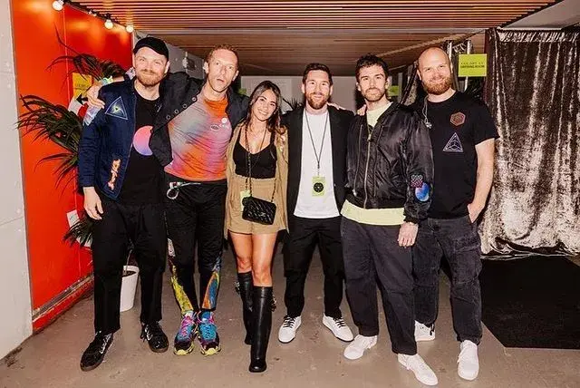 Messi y Antonela con los integrantes de Coldplay.