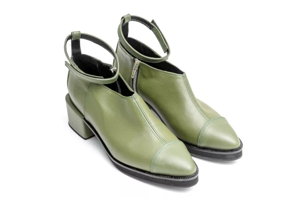 Con un diseño súper original estos zapatos en cuero verde de Chwala son todo lo que esta bien, están a $36.500.