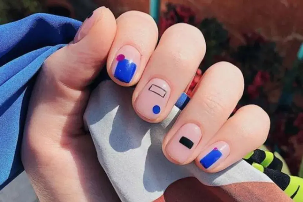 Algo más complejo, si ya estás canchera con el nail art podés jugar con diseños diferentes en cada uña.