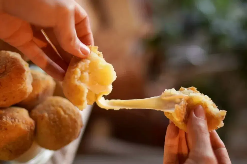 Paso a paso para hacer las bombas de papa rellenas.