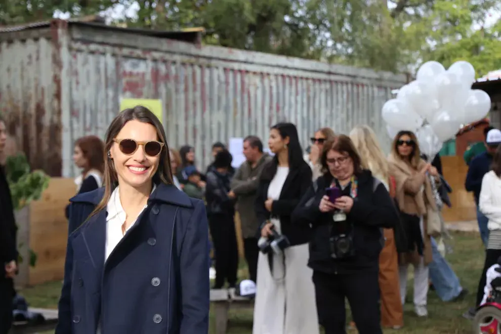 Caro, emocionada y muy contenta por la inauguración de la nueva plaza de juegos.