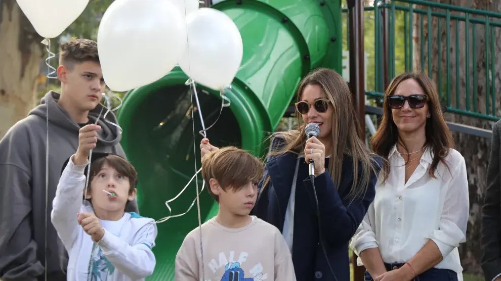 Bautista, Benicio y Beltrán, mientras Ana jugaba en la nueva plaza. 