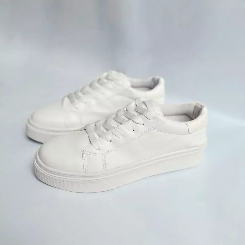 Las sneakers Berkins son las clásicas e imprescindibles sneakers de eco cuero, pero con una base de 4 centímetros de altura que le da un twist muy cool.