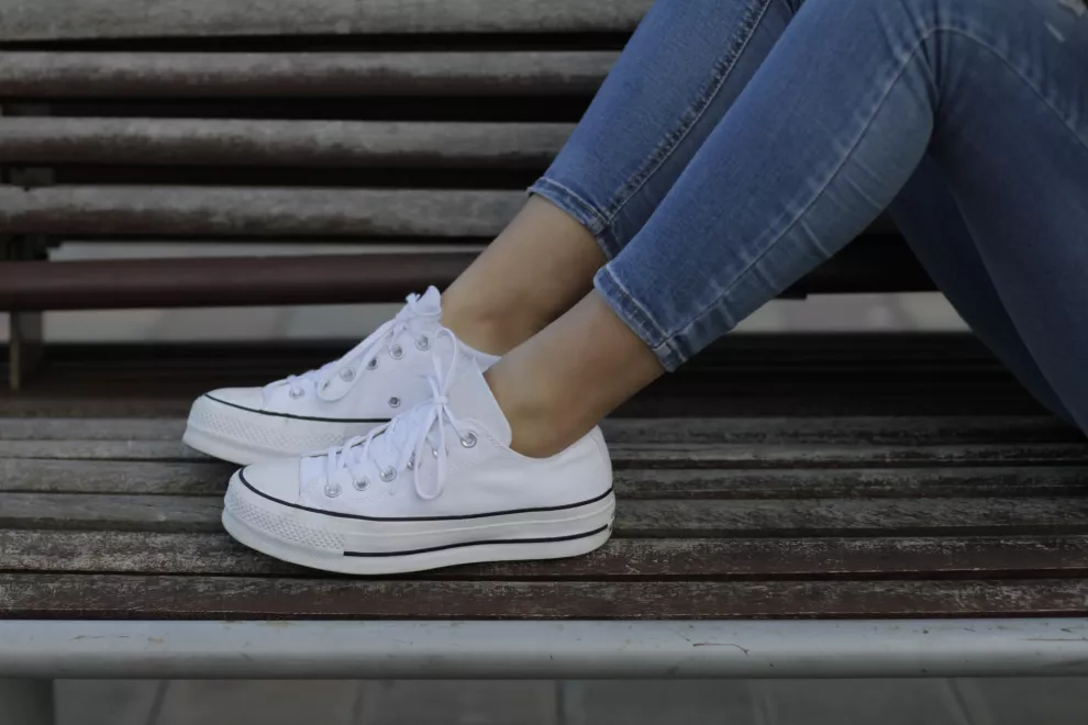 Zapatillas blancas: para combinar el ítem de moda de la temporada 2023 - Ohlalá
