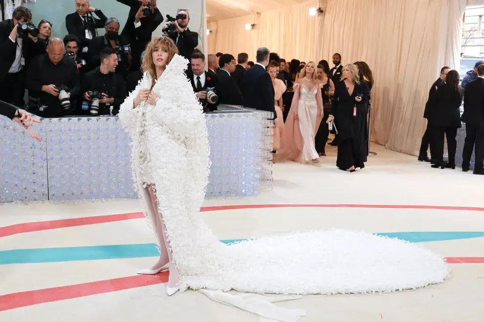 El total White de Maya Hewke. El abrigo con mini florcitas que parecen plumas de Prada logró el impacto que buscaba.