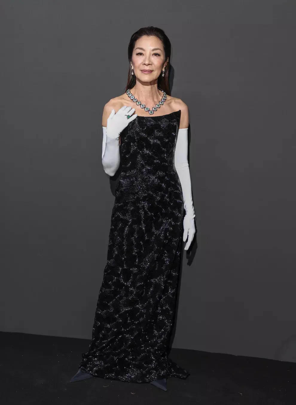 Michelle Yeoh eligió, para uno de sus looks, un vestido de Balenciaga Couture.