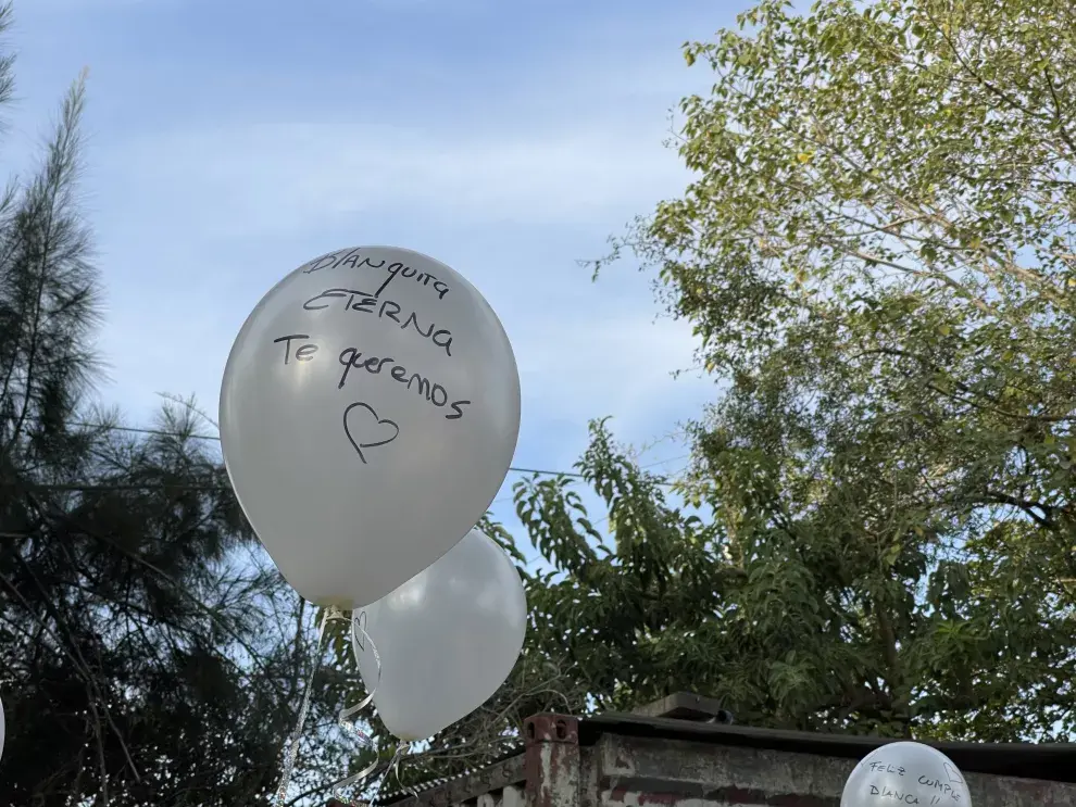 Los globos blancos, un ritual que une el cielo con la tierra.