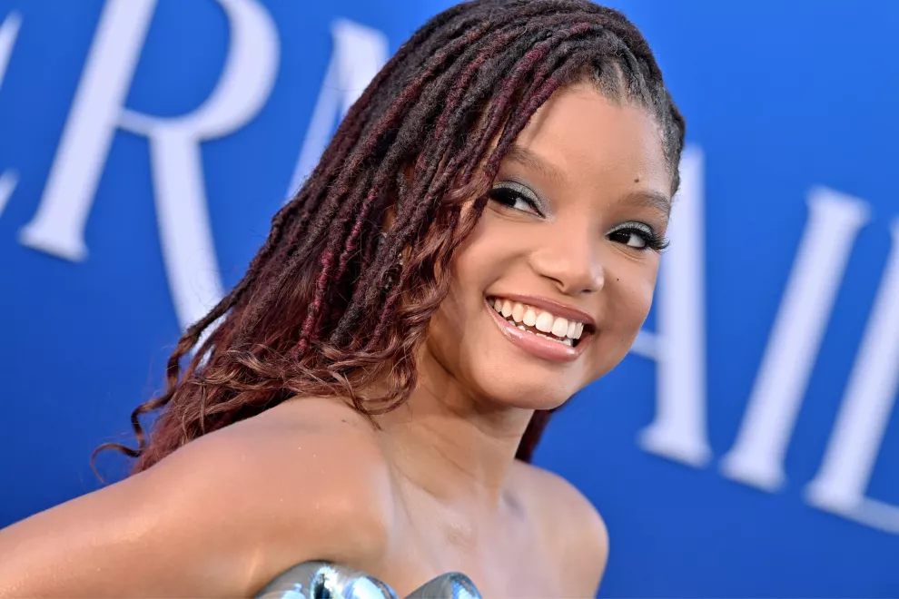 El increíble look de Halle Bailey en la premiere de La sirenita.