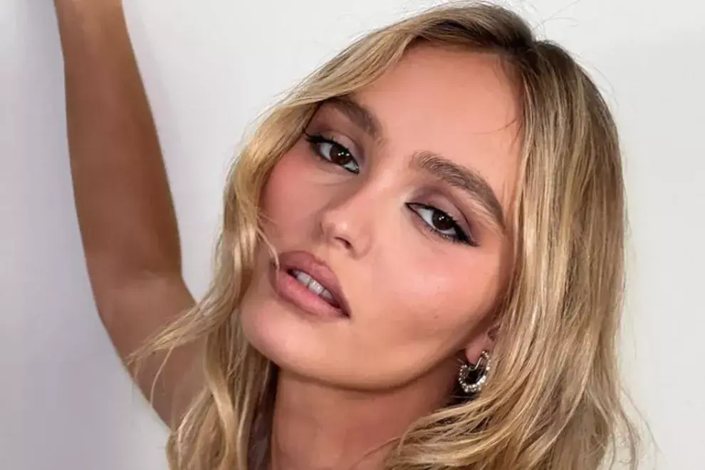 Lily-Rose, la hija de Johnny Depp, oficializó su relación con esta reconocida cantante.