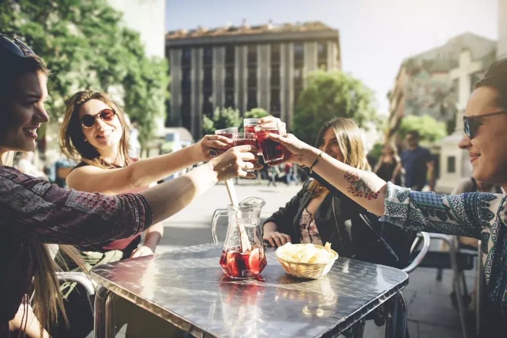 Salida con amigas en Madrid, una de las formas del bienestar que sostiene Karen Barg tras su separación.