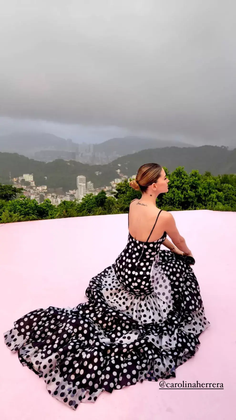 La China Suárez lució un diseño black&white de Carolina Herrera.