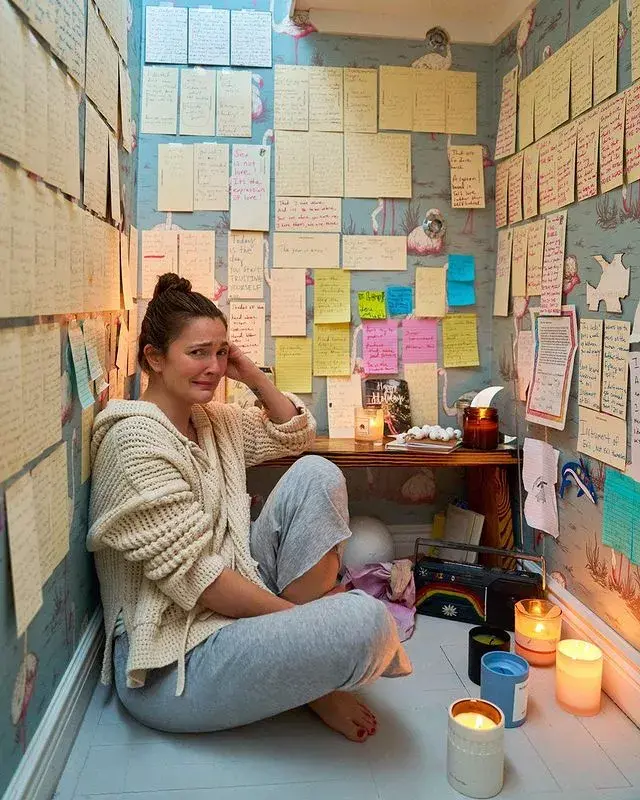 Con un diseño de papeles de pared en tonos azules con flamencos rosas, la habitación de meditación está cubierta de notitas de autoayuda y ánimo.