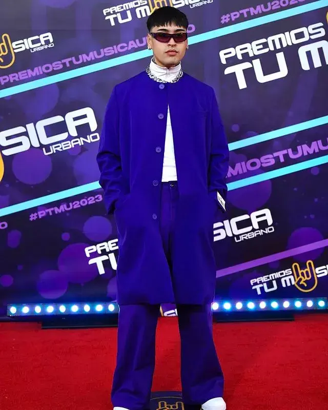 El argentino Tiago PZK y un look monocromatico, con tapado azul: "Me lo compré hace 2 meses y lo guardé para unos premios".