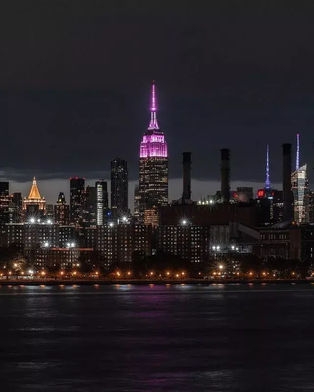 El Empire State iluminado de rosa en honor a Sex and the City.