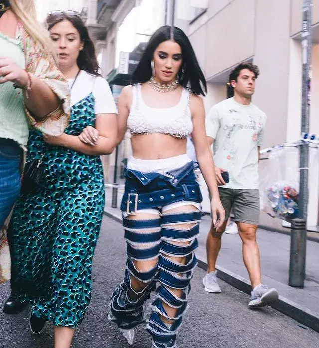 Turn-down pants: los pantalones elegidos por Lali.
