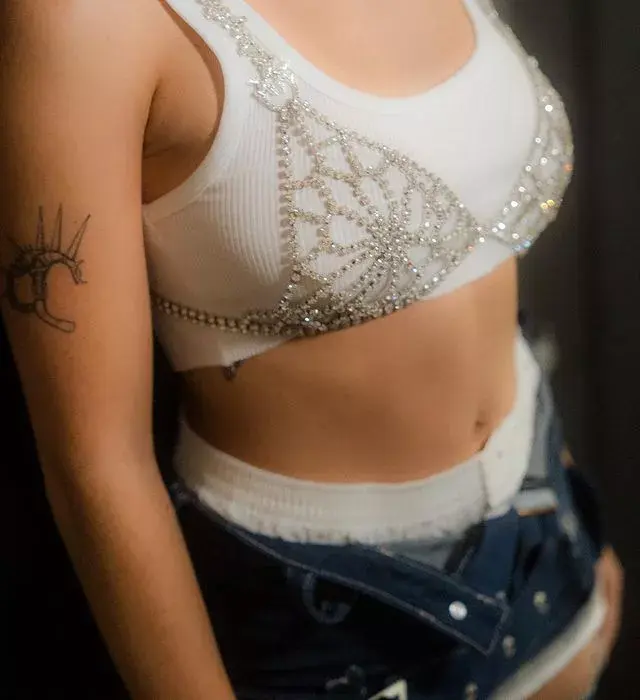 Con un top y bóxer blanco, Lali eligió este estilo de pantalones en tono azul oscuro y con full recortes.