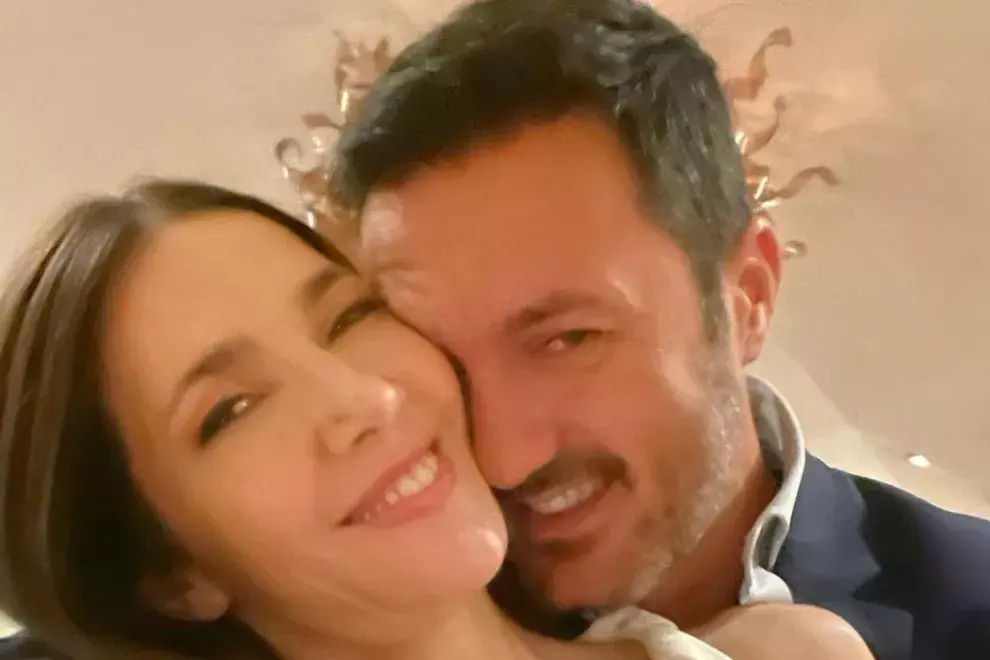 Cristina Pérez, junto a su pareja Luis Petri.