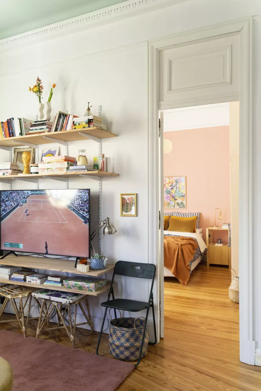 Las molduras de aberturas y techos y los pisos de madera le dan un aire antiguo al depto, que las hermanas supieron modernizar con detalles deco.